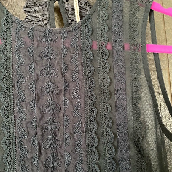 Black sleeveless lace top - Picture 2 of 5